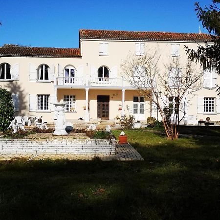 Le Clos Des Cedres B&B La Rochefoucauld Bagian luar foto