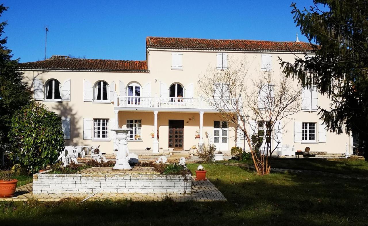 Le Clos Des Cedres B&B La Rochefoucauld Bagian luar foto