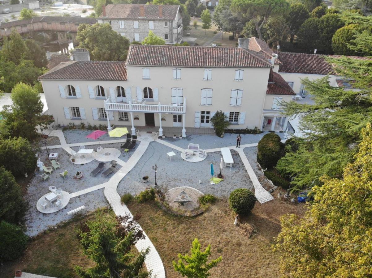 Le Clos Des Cedres B&B La Rochefoucauld Bagian luar foto