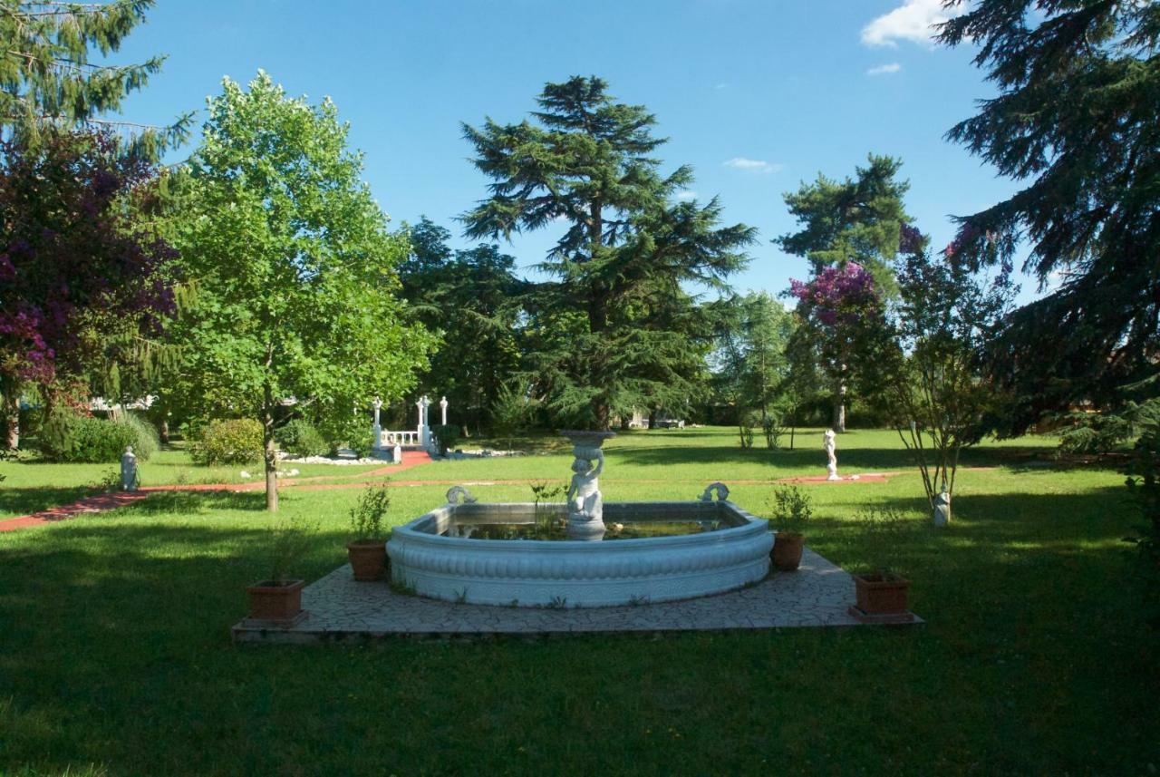 Le Clos Des Cedres B&B La Rochefoucauld Bagian luar foto