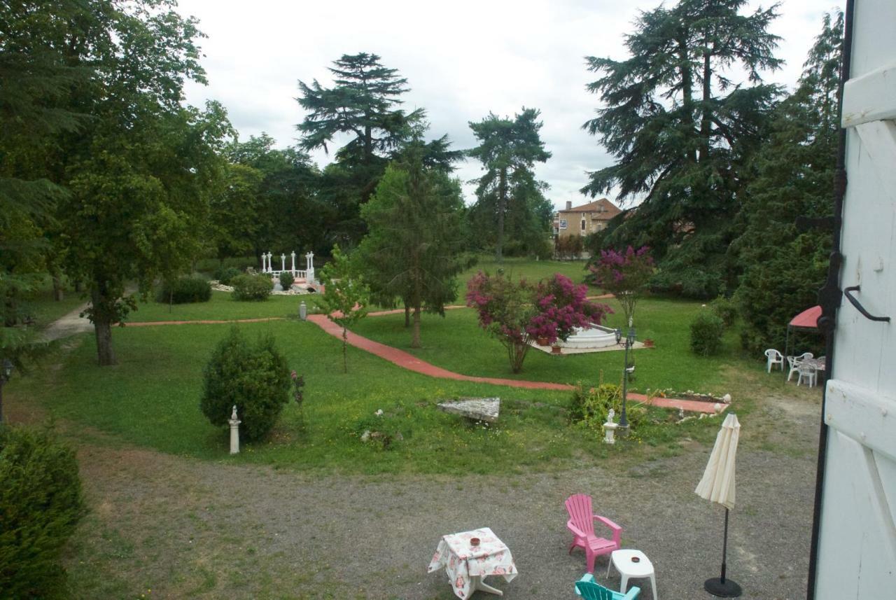 Le Clos Des Cedres B&B La Rochefoucauld Bagian luar foto