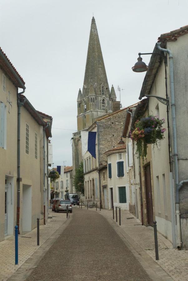 Le Clos Des Cedres B&B La Rochefoucauld Bagian luar foto